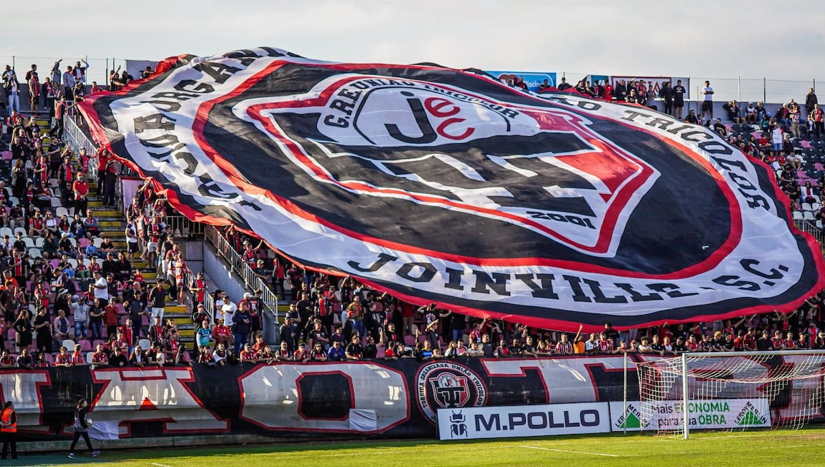 JEC busca redenção no mata-mata com torcida vibrando no estádio contra o Cianorte