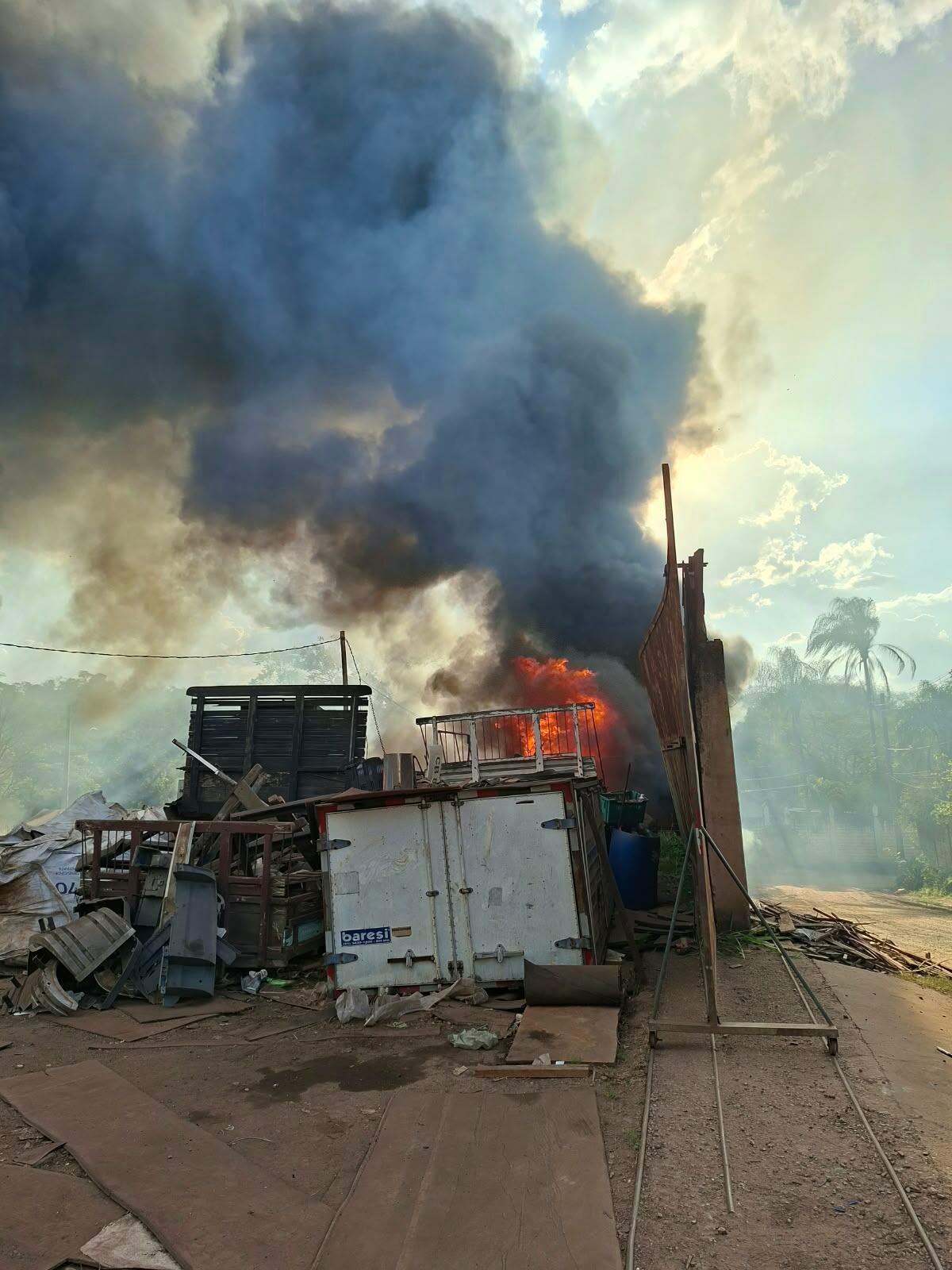 Incêndio atinge depósito de materiais recicláveis em Divinópolis