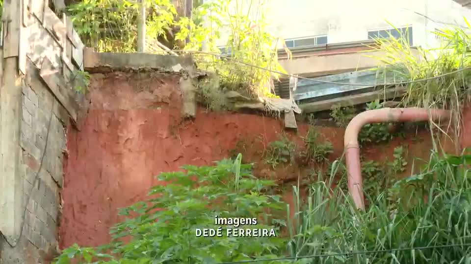 Moradores do bairro Jardim Alvorada, em BH, temem desabamento de barranco