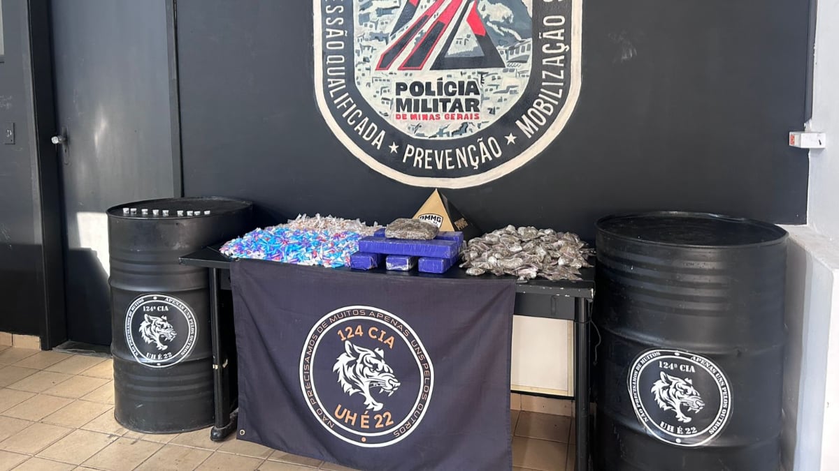 PM apreende mais de 3 mil porções de drogas e prende dois jovens no Morro do Papagaio, em BH